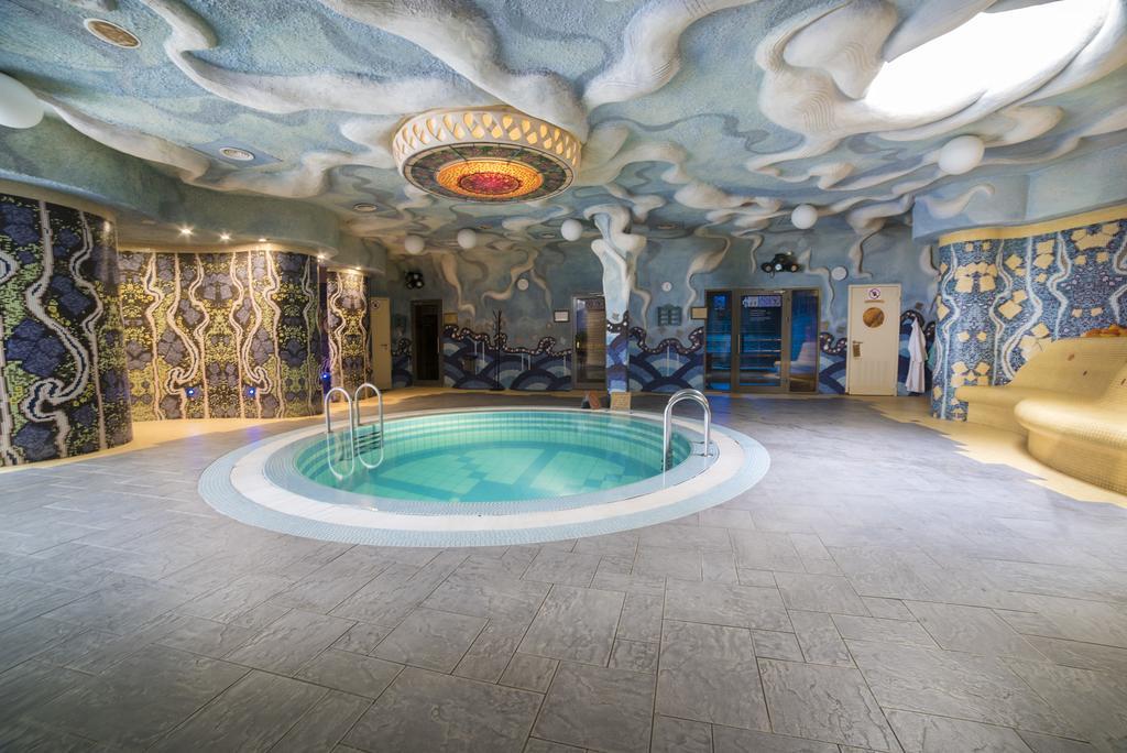 Family Room Spa Access,1333523144:JPEG